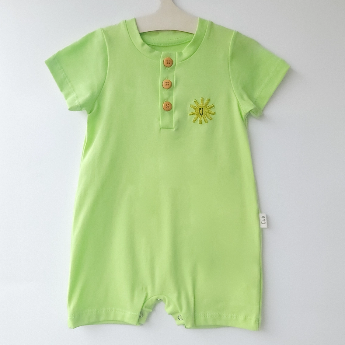 Macaquinho Verde Bordado Sol